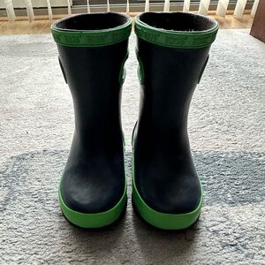 Boys BOGS boots, toddler size 9, navy and green